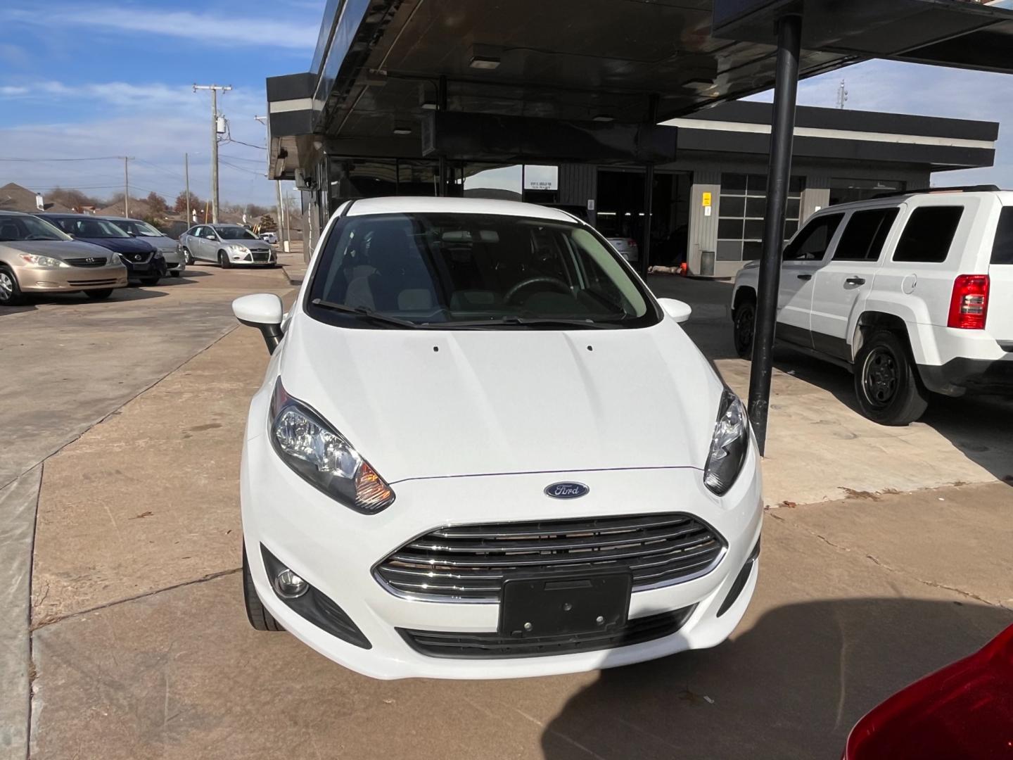 2019 WHITE FORD FIESTA SE SE Hatchback (3FADP4EJ2KM) with an 1.6L L4 DOHC 16V engine, located at 8101 E. Skelly Dr., Tulsa, OK, 74129, (918) 592-3593, 36.121891, -95.888802 - Photo#1